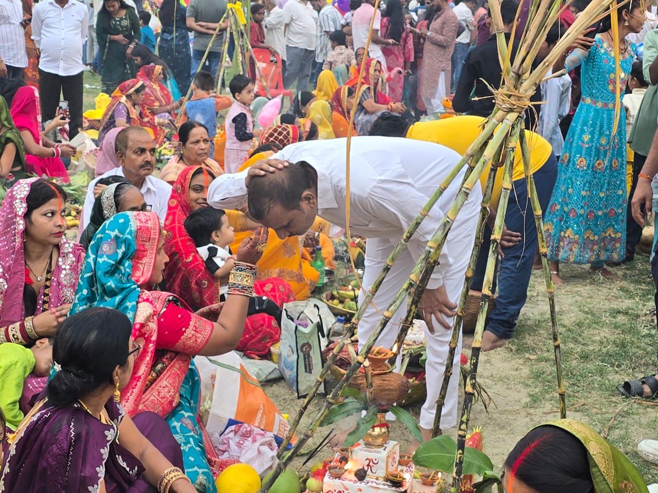 नौतनवा में डूबते सूर्य को अर्घ्य, छठ घाटों पर उमड़ी श्रद्धा की भीड़