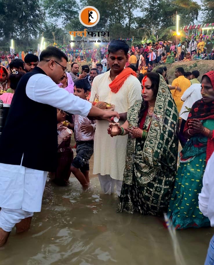 छठ घाट पर सपा नेता बैजू यादव ने किया श्रद्धालुओं का स्वागत, प्रसाद व दूध किया वितरण