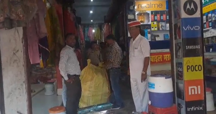 सोनौली में एसडीएम के नेतृत्व में छापेमारी — भारी मात्रा में अवैध पटाखे बरामद, कस्बे में मचा हड़कंप