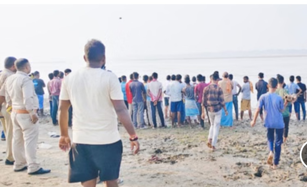 गाजीपुर में दर्दनाक हादसा: गंगा नदी में नहाने गईं तीन लड़कियां डूबीं, तलाश जारी