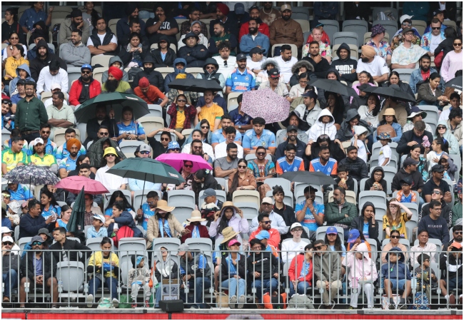 IND vs AUS Match Resume: ऑस्ट्रेलिया बनाम भारत मैच फिर हुआ शुरू; ओवर घटाए गए, DLS नियम लागू