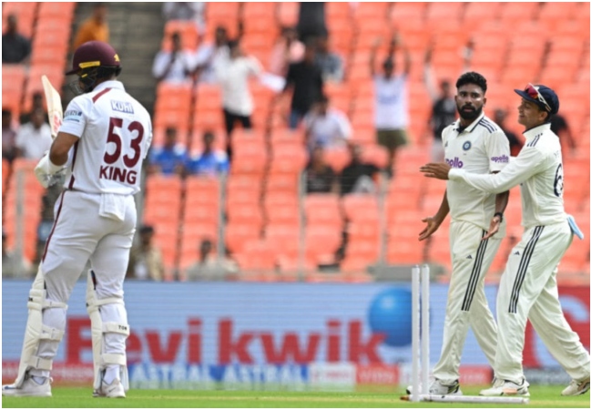 IND vs WI 1st Test Live: वेस्ट इंडीज पर कहर बनकर टूटे सिराज, लंच ब्रेक तक आधी टीम लौटी पवेलियन