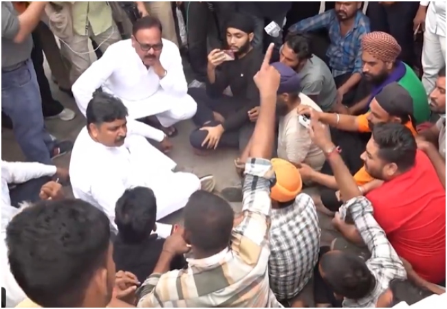 Jaipur SMS Hospital Fire: मृतकों के परिजनों से मिले नेता प्रतिपक्ष टीकाराम जूली, बोले- जिम्मेदार लोगों पर हो सख्त कार्रवाई