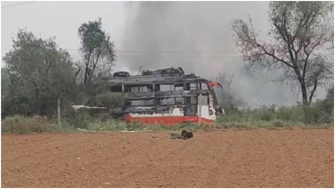 Video-जयपुर में हाईटेंशन लाइन से टकराकर आग का गोला बनी बस, दो की मौत और 12 से ज्यादा लोग झुलसे
