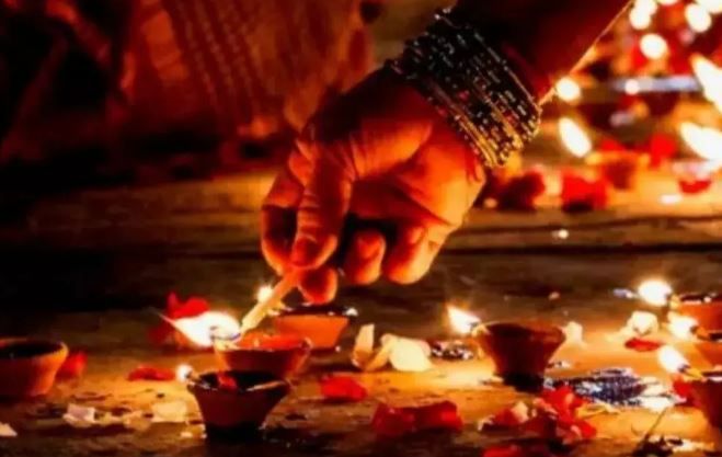 Kartik Purnima 2025 : कार्तिक पूर्णिमा पर मंदिर में प्रज्वलित करें करें घी का दीपक, लक्ष्मी पूजन से अचानक प्राप्त होगा धन