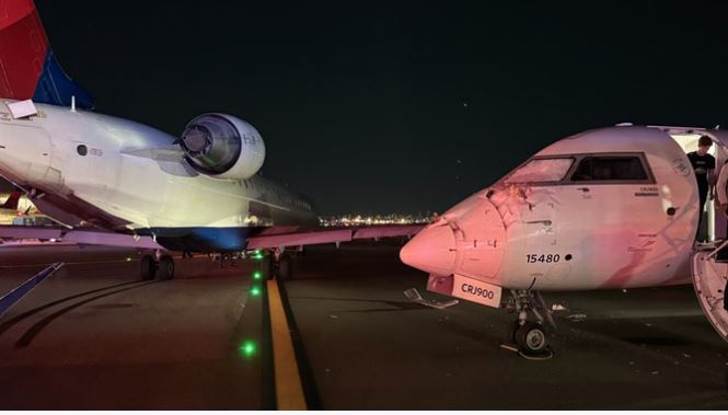 न्यूयॉर्क के ला गार्डिया हवाई अड्डे पर डेल्टा एयरलाइंस के दो विमान आपस में टकराए, एक फ्लाइट अटेंडेंट घायल