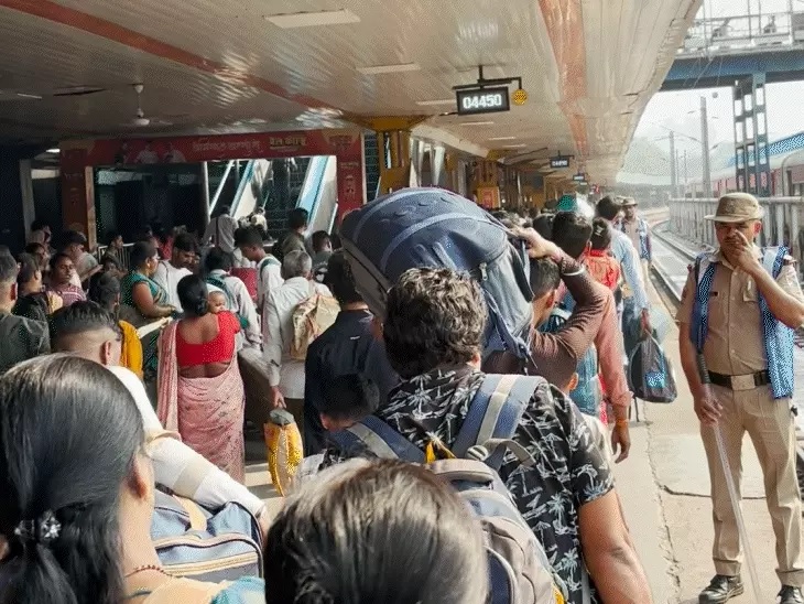 छठ पूजा : टिकट के लिए लंबी लाइनें, भरी ट्रेनें, बिना सीट बिहार का सफर और वोट की गूंज, क्या चुनाव में दिखेगा गुस्सा?