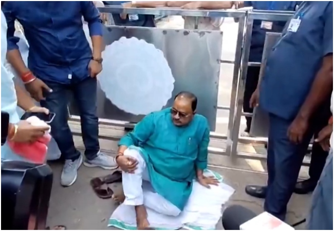 Video- ‘जब तक नीतीश कुमार से टिकट का आश्वासन नहीं मिलता, तब तक यहीं बैठा रहूंगा…’ विधायक CM आवास के बाहर धरने पर बैठे