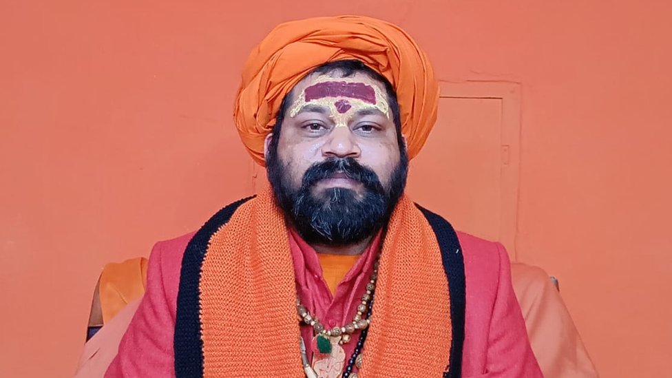 VIDEO-सनातन पर टिप्पणी करने वालों को जूता लेकर ठीक करें, महंत राजूदास का विवादित बयान