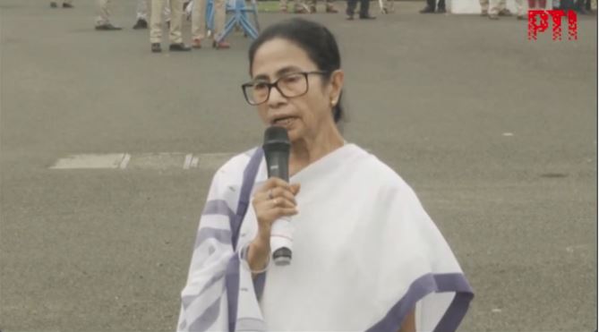 पश्चिम बंगाल के अधिकारियों को धमका रहा है चुनाव आयोग, ममता बनर्जी ने लगाया गंभीर आरोप