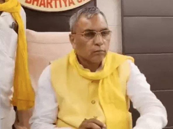मंत्री ओम प्रकाश राजभर ने सपा नेताओं को बताया देशी कुत्ता, चढ़ा यूपी का सियासी पारा