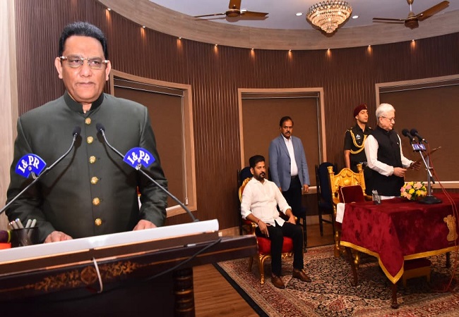 पूर्व भारतीय क्रिकेट टीम के कप्तान व वरिष्ठ कांग्रेस नेता मोहम्मद अजहरुद्दीन ने तेलंगाना सरकार में कैबिनेट मंत्री पद की ली शपथ