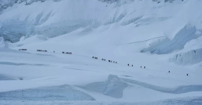 Mount Everest climber rescue operation : माउंट एवरेस्ट के बर्फीले तूफान में फंसे करीब 1,000 पर्वतारोही, बचाव कार्य जारी