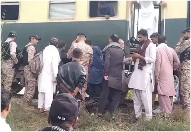 पाकिस्तानी सेना को ले जा रही जाफर एक्सप्रेस पर फिर हमला, कई जवानों के मारे जाने की आशंका