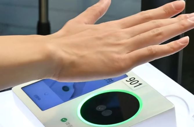 Palm Payment Technology : इस देश में खरीदारी के लिए बस हाथ दिखाकर ही हो जाता है भुगतान, पेमेंट के लिए कार्ड – क्यूआर कोड की जरूरत से छुटटी  
