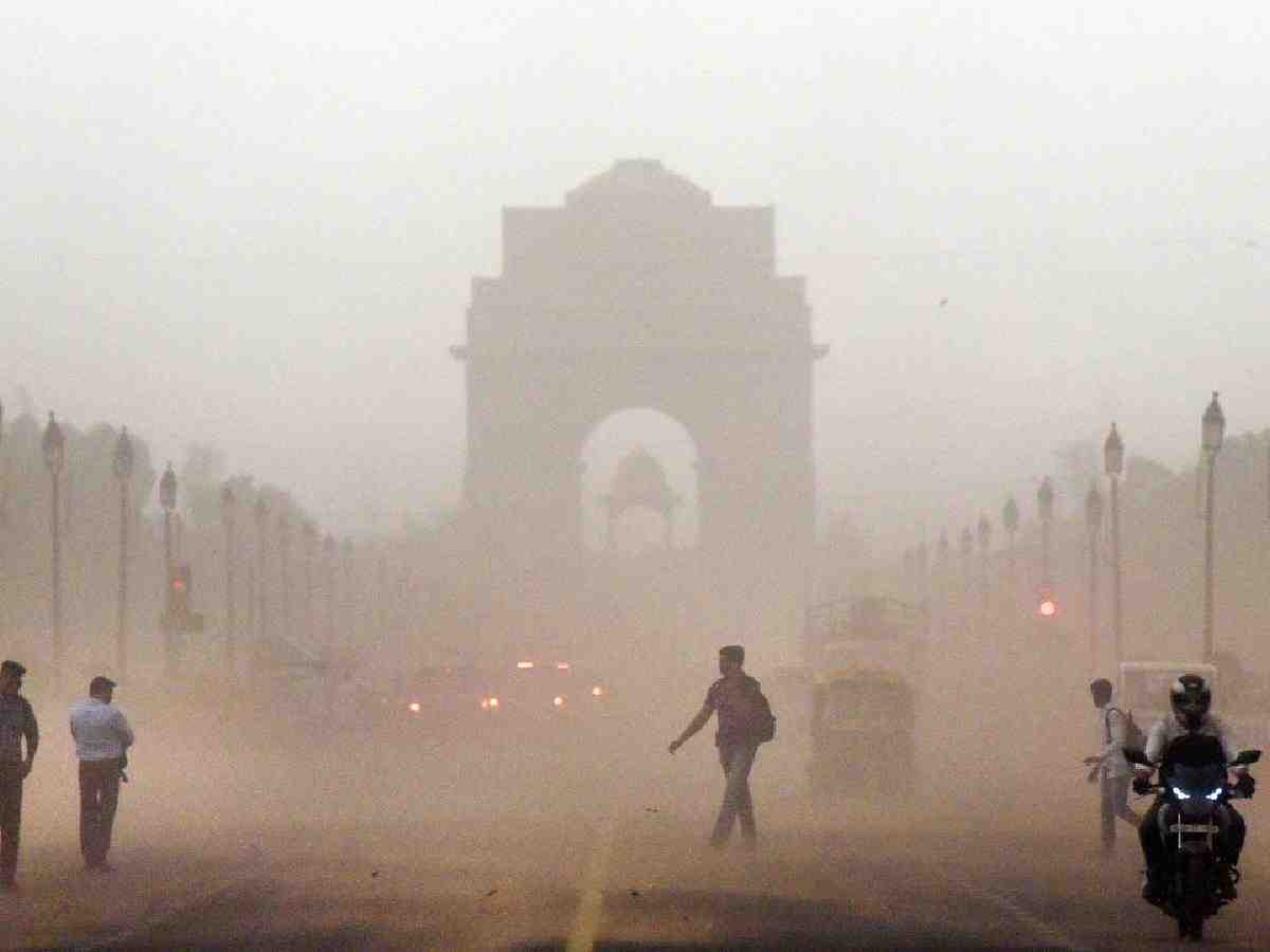 Delhi Pollution : दिवाली से पहले दिल्ली में वायु प्रदूषण चरम पर पहुंचा, आनंद विहार में AQI 400 पार