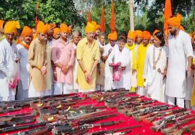 Video Viral : विजयादशमी पर रघुराज प्रताप सिंह उर्फ राजा भैया ने किया शस्त्र पूजन, दिखा हथियारों का जखीरा