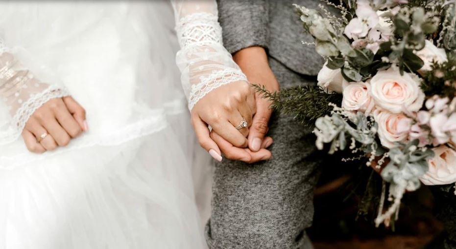 लड़की ने शादी कैंसिल करने के बाद मंगेतर को गले लगाने के मांगे पैसे, बोली-हग किया था उसकी फीस निकालो