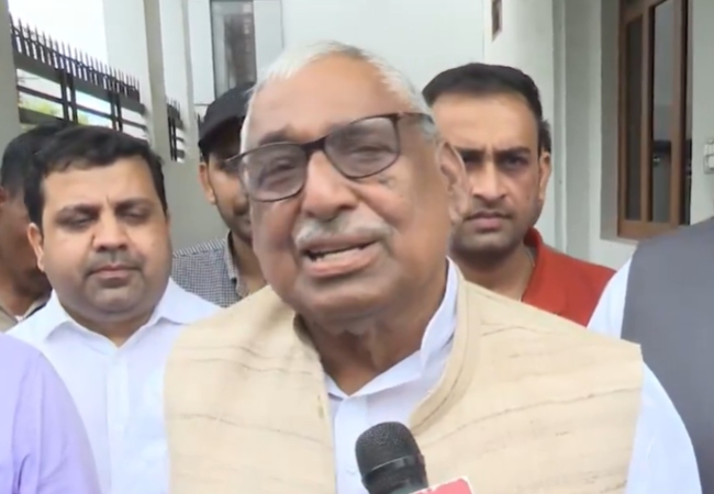 सपा डेलिगेशन को बरेली जाने से रोका गया, नेता प्रतिपक्ष के घर के बाहर पुलिस तैनात; सांसद जियाउर्रहमान नजरबंद!