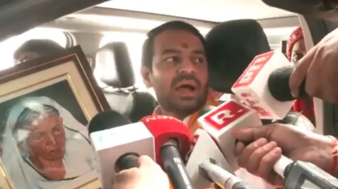 दादी की तस्वीर लेकर नामांकन दाखिल करने निकले तेज प्रताप यादव, महुआ सीट से भरेंगे पर्चा