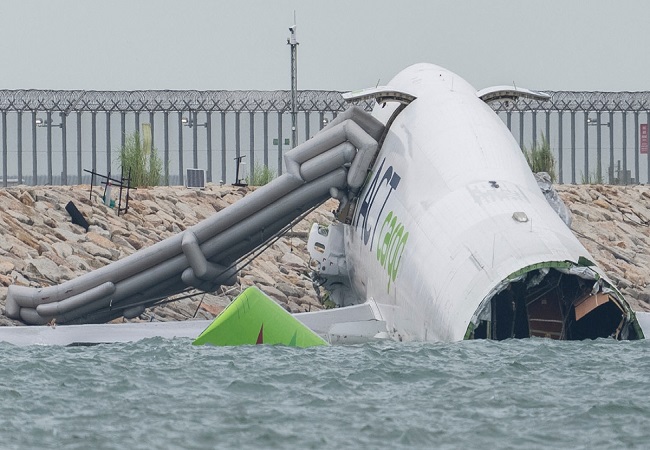 रनवे पर लेडिंग कर दौरान फिसल गया विमान, दो क्रू मेंबर्स की मौत