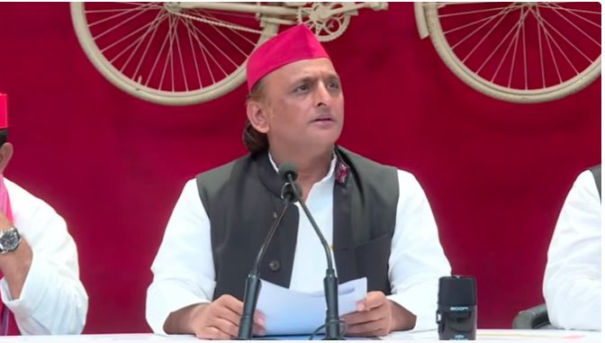 भारतीय समाज की पहली इकाई ही परिवार है, क्या दानाजीवी मीडिया को नहीं है यह ज्ञान? अखिलेश का राजनीतिक निष्ठा में अंधे कुछ चैनल और अखबारों पर सीधा अटैक