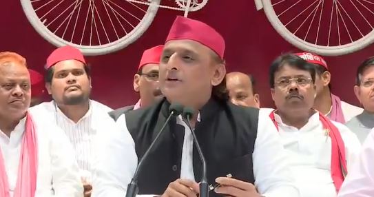 Video: दीपोत्सव के बाद लोग दीयों से ले जा रहे तेल, अखिलेश यादव बोले-रोशनी के बाद का ये अंधेरा अच्छा नहीं…