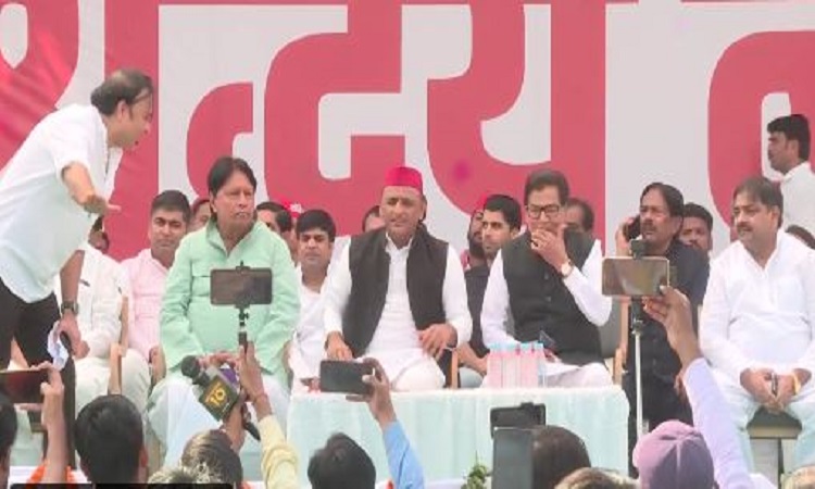 मुलायम सिंह यादव की पुण्यतिथि: सैफई पहुंचे अखिलेश यादव समेत परिवार के लोग, कहा-नेताजी के बताए रास्ते पर चलकर हमेशा संघर्ष करेंगे