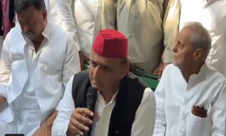 BJP अपनी नाकामी छुपाना चाहती है, सफेद टेबल पर बैठकर मुख्यमंत्री बोलते हैं केवल झूठ: अखिलेश यादव