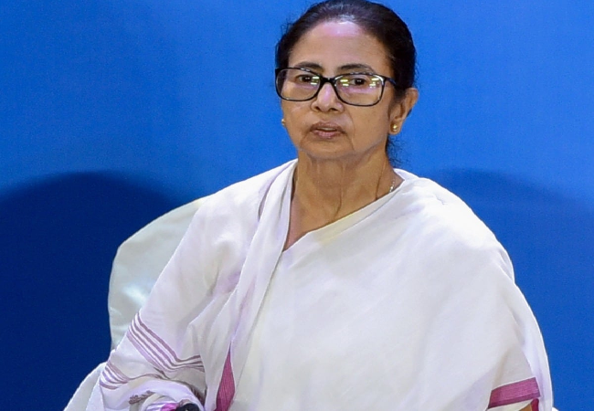 रेप पीड़िता के पिता ने ममता बनर्जी से मांगी माफी, औरंगजेब राज से की थी तुलना