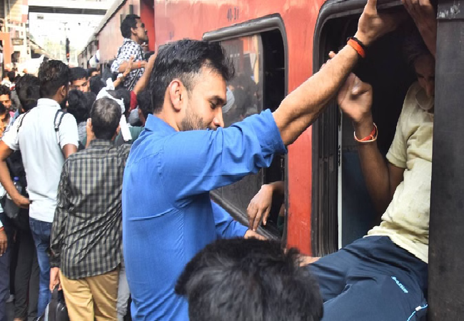 Lucknow News: रेलवे स्टेशन पर उमड़ा सैलाब , खचाखच भरी ट्रेनें, खिड़की से घुसे यात्री