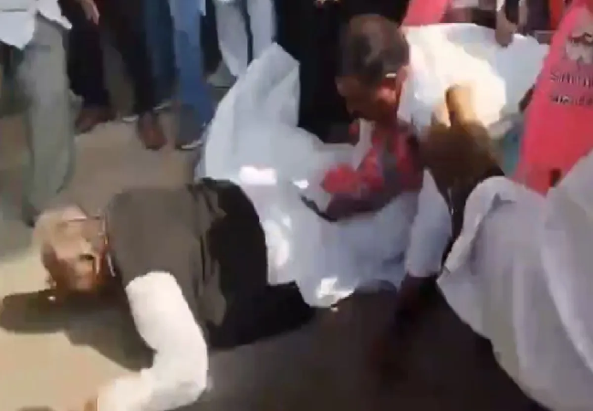 Viral Video : तेलंगाना बंद के बीच नेताजी के साथ ये सब क्या हो गया , यूजर्स नहीं रोक पा रहे हसीं