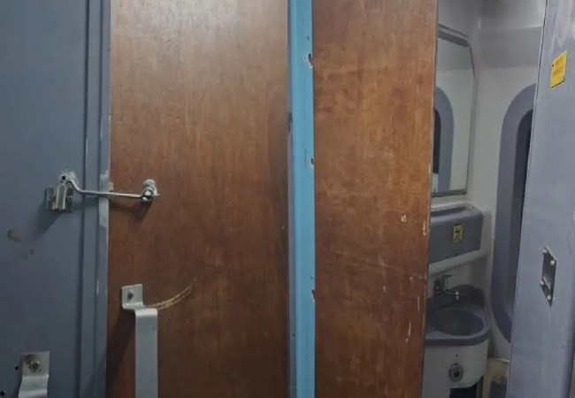 Viral video : अब रेलवे भी जुगाड़ पर आ गया हैं, वाशरूम का दरवाजा देख उड़ जाएगा होश