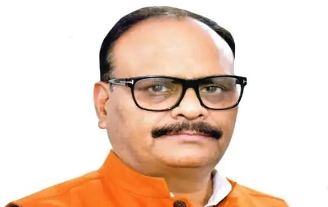 UP में स्वास्थ्य विभाग के लापरवाह और भ्रष्टाचारियों पर डिप्टी सीएम ब्रजेश पाठक का चला हंटर, कई​ चिकित्साकों पर गिरी गाज