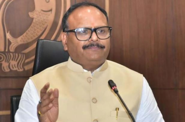 ब्रजेश पाठक की बड़ी कार्रवाई: तीन चिकित्साधिकारी बर्खास्त, अनियमित बिलों के भुगतान पर वेतनवृद्धि रोकते हुए वसूली के निर्देश