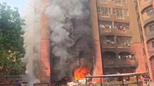 दिल्ली में ​ब्रह्मपुत्र अपार्टमेंट में लगी भीषण आग, कई सांसदों के हैं इसमें घर, फायर बिग्रेड की गाड़ियां मौके पर