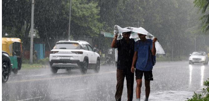 Weather Update: दिल्ली-एनसीआर में बदला मौसम का मिजाज, उड़ानों पर भी पड़ सकता है असर