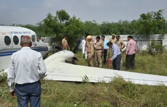 फर्रुखाबाद में टेक ऑफ करते अनियंत्रित हुआ विमान झाड़ियों में घुसा, सभी लोग सुरक्षित