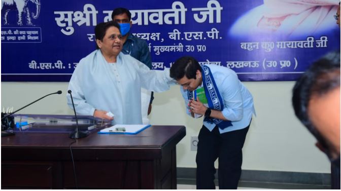 बसपा मिशन 2027 : मुस्लिम समाज भाईचारा संगठन की बैठक में पहुंची मायावती , आकाश आनंद ने पैर छूकर लिया आशीर्वाद