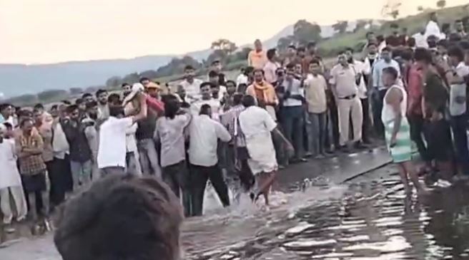 मध्य प्रदेश में बड़ा हादसा: मूर्ति विसर्जन करने जा रही ट्रॉली तालाब में गिरी, 10 लोगों की मौत, सीएम ने जताया दुख