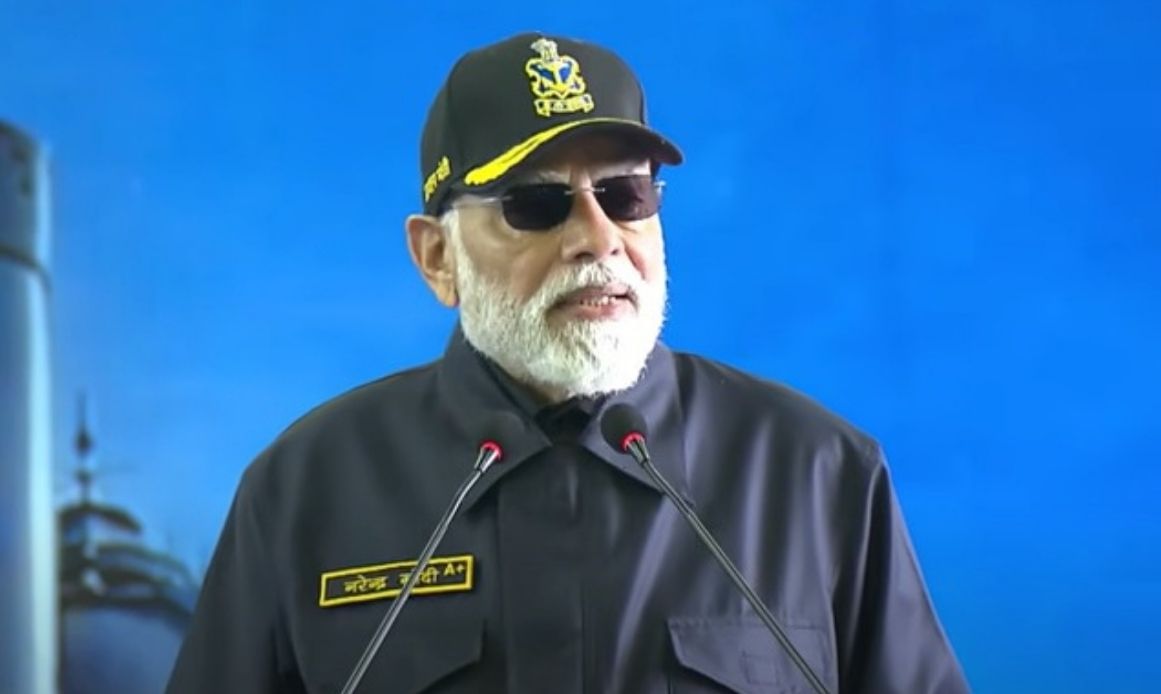 पीएम मोदी ने नौसैनिकों के साथ मनाई दिवाली, बोले- तीनों सेनाओं के असाधारण समन्वय ने पाक को रिकॉर्ड समय में घुटने टेकने पर किया मजबूर