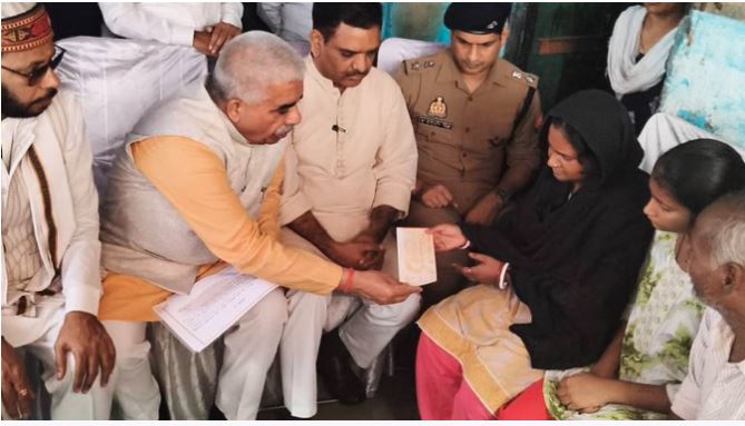 Mob Lynching : दलित हरिओम के परिवार को योगी सरकार ने दी 14 लाख की आर्थिक मदद , मंत्री बोले- जल्द मिलवाएंगे CM से