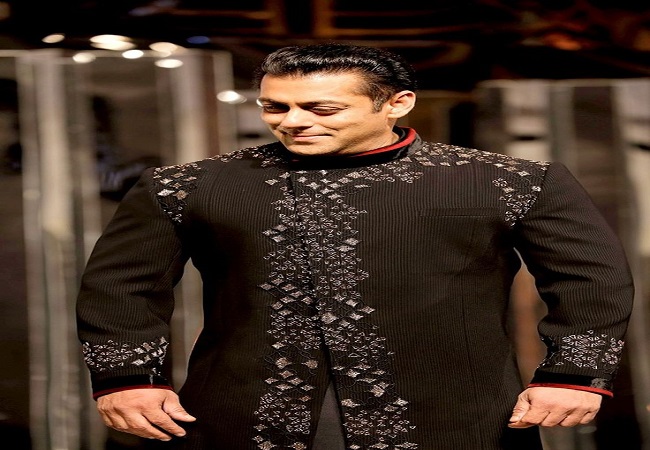 नए लुक में दिखे दबंग स्टार सलमान खान, फैंस कर रहे हैं जमकर तारीफ