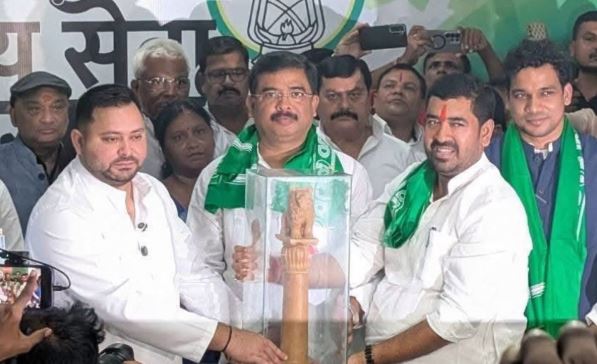 बिहार में JDU को लगा बड़ा झटका, पार्टी के दिग्गज नेता संतोष कुशवाहा समर्थकों के साथ RJD में हुए शामिल