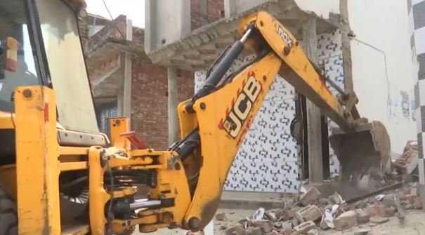 संभल में अवैध निर्माण पर एक बार फिर चला बुलडोजर, मदरसे और मैरिज पैलेस को क‍िया गया जमींदोज