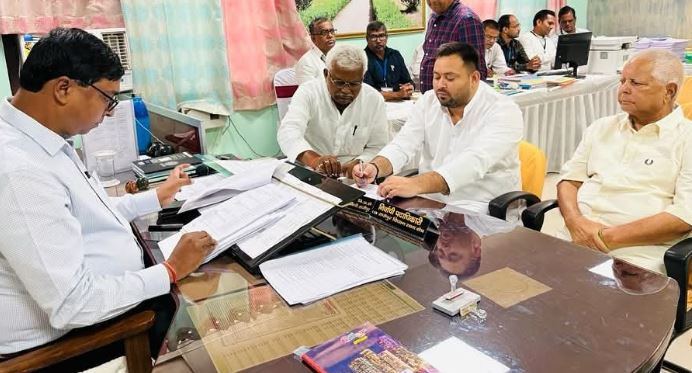 सीट बंटवारे से पहले तेजस्वी यादव ने राघोपुर से किया नामांकन, कहा-हम भ्रष्टाचार और अपराध मुक्त बनाना चाहते हैं राज्य