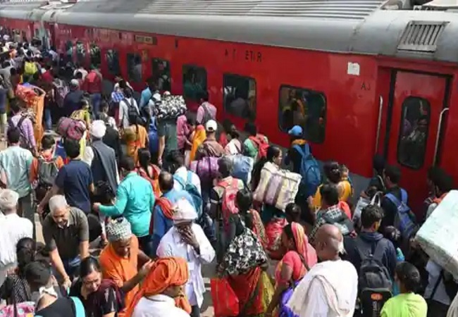 छठ महापर्व पर 12 हजार से अधिक स्पेशल ट्रेने फिर भी नहीं मिल रहा है कंफर्म टिकट