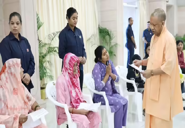 Lucknow news: सीएम योगी के लखनऊ आवास पर जनता दर्शन में प्रदेश भर से आए फरियादी, बोले CM ‘हर चेहरे पर खुशी …….