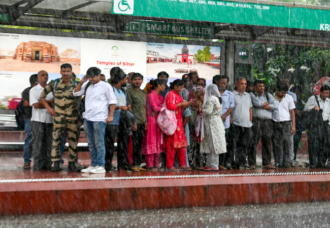 Delhi Weather news : दिल्ली में बदला मौसम का मिजाज, तेज हवा के साथ दो दिन होगी बारिश