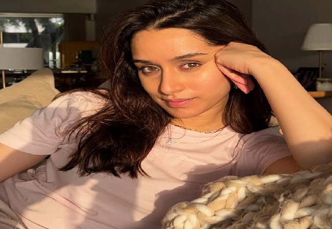 मिस्ट्री मैन ने क्लिक कीं श्रद्धा कपूर की फोटोज, ‘कुछ ज्यादा लकी नहीं हो गया फोटो खींचने वाला? कैप्शन पर टिकी लोगों की नज़रें